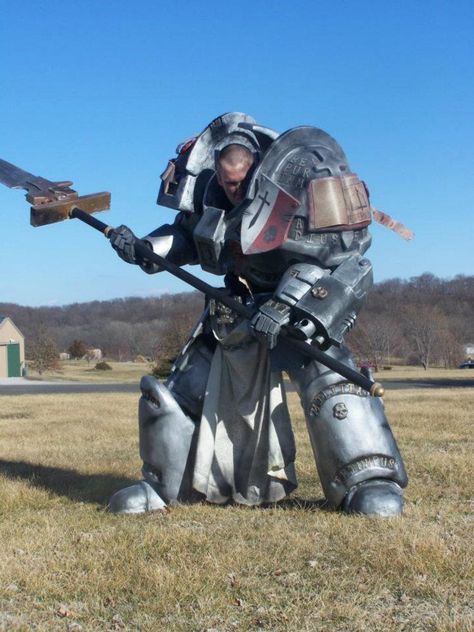 Perhaps the best Warhammer 40,000 Space Marine cosplay ever. Space Marine Cosplay, Warhammer Cosplay, Mech Robot, Armadura Cosplay, Cosplay Art, Grey Knights, 40k Artwork, Cosplay Armor, Epic Cosplay