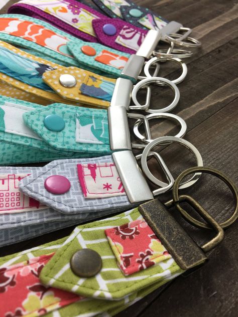 Snaps - Snap To It Key Fob Pattern — Uniquely Michelle Scrap Fabric Key Fob, Key Fob Coin Purse Pattern, Key Fob Pattern Free, Key Fob Display Ideas, Quilted Key Fobs, Key Fobs Diy Free Pattern, Id Badge Holder Diy Free Pattern, Key Fob Sewing Pattern, Sew Key Fob