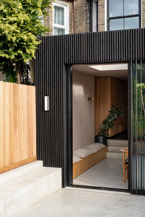 A Victorian Home with A Modern Extension and Tiny Japanese-Style Courtyard — THE NORDROOM Japanese Courtyard, Victorian Terrace House, Rustic Apartment, Victorian Townhouse, Modern Extension, Townhouse Designs, House Extension Design, Extension Designs, Rear Extension