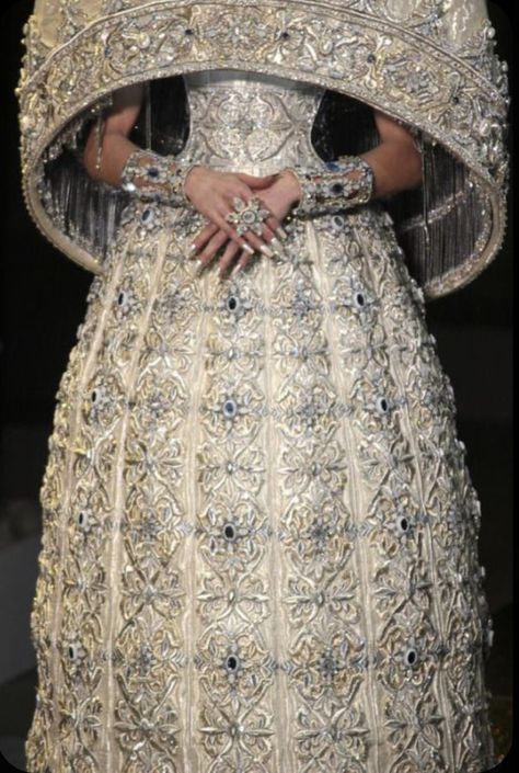 Guo Pei, Haute Couture Designers, Dior Haute Couture, Couture Designers, Couture Details, Fantasy Fashion, Fashion Details, Costume Design, Couture Fashion