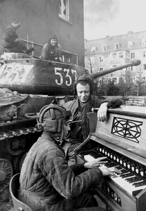 <font style="vertical-align: inherit;"><font style="vertical-align: inherit;">26 ongebruikelijke historische afbeeldingen.</font></font> Perang Dunia Ii, Playing The Piano, Soviet Tank, Wwii Photos, Army Soldier, Red Army, The Piano, 인물 사진, Military History