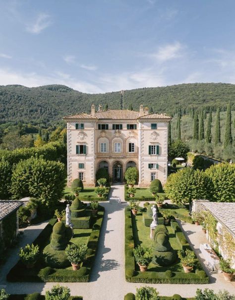 Italian Estate, Italian Mansion, Villa Toscana, Elegant Lifestyle, Italy Villa, Toscana Italy, Opulent Interiors, Tuscany Italy, Historic Homes