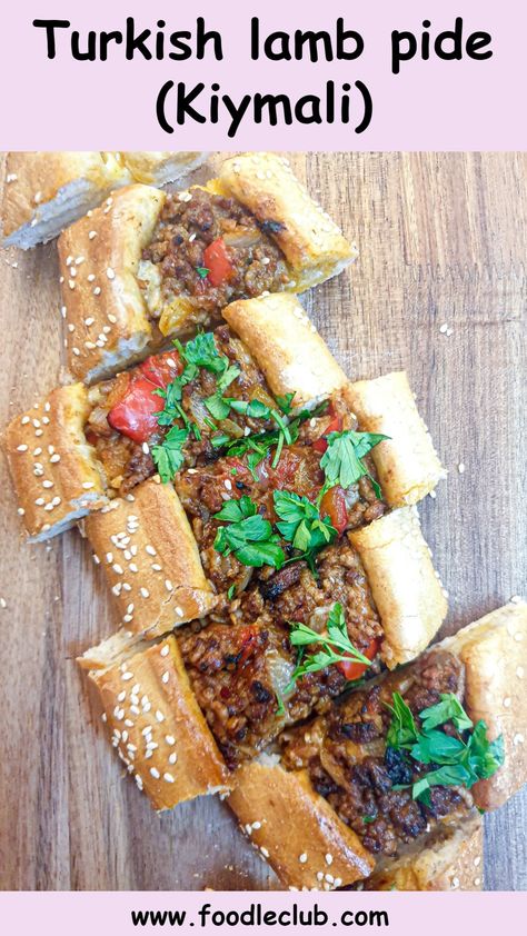 Slices of lamb pide on a wooden platter. Pide Recipe, Pide Bread, Borek Recipe, Turkish Recipe, Turkish Pide, Turkish Pizza, Arabic Bread, Bunny Chow, Chewy Bread