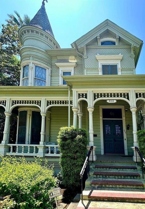 1891 Queen Anne Victorian For Sale in Merced, California - OldHouses.com Victorian Style Farmhouse, Victorian House Restoration, New England Victorian House, Victorian Homes Interior Living Room, Victorian House Interior Design, Small Victorian Homes, Victorian House Exterior, Queen Anne House Plans, Victorian Home Exterior