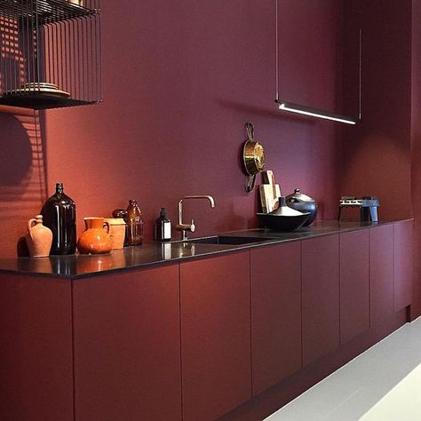 monotone kitchen in dark red with black accents ...via Studio J. Interiors Dekorasi Kamar Tidur, Trendy Living Rooms, Farmhouse Lighting, Trendy Kitchen, Trendy Home, Furniture Removal, Wood Kitchen, Stairs Design, Modern Room