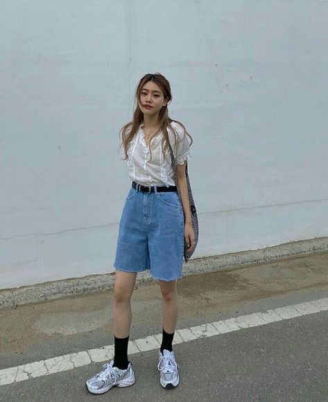 Long Shorts Outfits Aesthetic, Bermuda Shorts Outfit Summer, Short Outfits Korean, Long Shorts Outfits Women, Summer Outfits Japan, Denim Bermuda Shorts Outfit, Long Denim Shorts Outfit, Japan Summer Outfit, Normcore Outfits