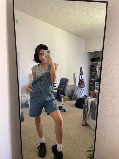 Short Overalls Outfit 90s, Shorteralls Outfits, Short Overalls Outfit Aesthetic, Dungaree Shorts Outfit, Short Jumper Outfit, Short Dungarees Outfit, Shortall Outfit, Overalls Street Style, Dungaree Outfits