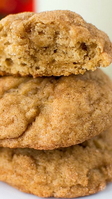 Apple Butter Snickerdoodles Recipe ~ they’re a sweet Fall twist on an old favorite cookie! Pumpkin Butter Cookies, Early Fall Recipes, Snickerdoodles Cookies, Snicker Doodles, Snickerdoodles Recipe, Diy Easy Recipes, Snickerdoodle Recipe, Snickerdoodle Cookies, Recipes Cookies