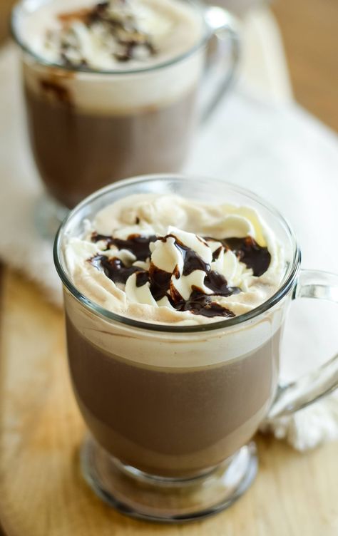 Make a wonderful coffee right at home with this cafe mocha latte recipe. It combines 3 simple ingredients to make a delicious coffee drink! Cafe Mocha Recipe, Mocha Latte Recipe, Homemade Cafe, Peppermint Syrup, Cafe Mocha, Mocha Recipe, Caramel Mocha, Iced Mocha, Café Mocha