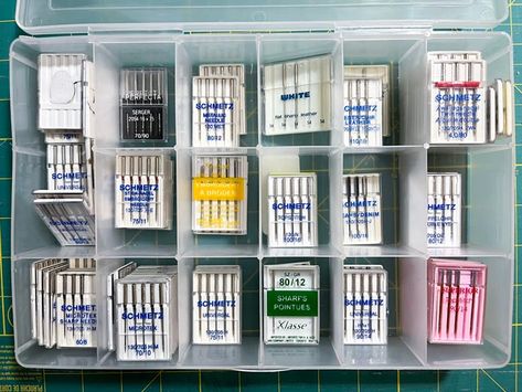 Sewing Equipment Storage, Organise Sewing Supplies, Zipper Storage Sewing Rooms, Storing Sewing Needles, Sewing Machine Needle Organizer, Sewing Machine Storage Ideas, Sewing Organization Ideas, Sewing Notions Organization, Sewing Needle Storage