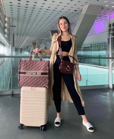 Classy Airport Outfit, Aeroplane Outfit, Airport Outfit Spring, Chic Airport Outfit, Cute Airport Outfit, Flight Outfit, Cute Travel Outfits, Comfy Travel Outfit, Fashion Travel Outfit