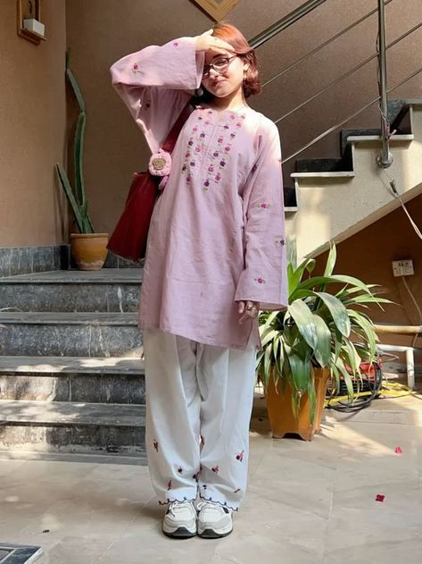 Simple Ethnic Outfits, Desi Casual Outfits, Desi Party Wear, Pakistani Clothes Casual, Pakistani Suits Casual, Trendy Kurti Designs, Casual Pakistani Outfits, Desi Outfit Aesthetic, Casual Pakistani Outfits Simple