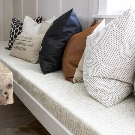 DIY No Sew Bench Cushion - Designed Simple Diy Bench Cushion, Batten Diy, Diy Fireplace Mantel, Mudroom Bench Cushion, Ikea Billy Bookcase Hack, Ikea Billy Bookcase, Diy Dining, Bench Seat Cushion, Window Benches