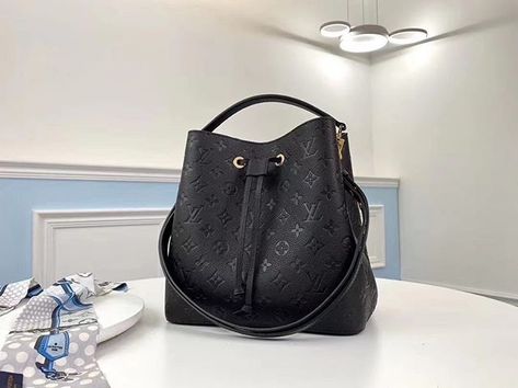 Louis Vuitton Outfit, Lv Neonoe, Néonoé Mm, Louis Vuitton Neonoe, Fake Designer Bags, Bags Online Shopping, Handbag Stores, Chanel Purse, Canvas Messenger Bag