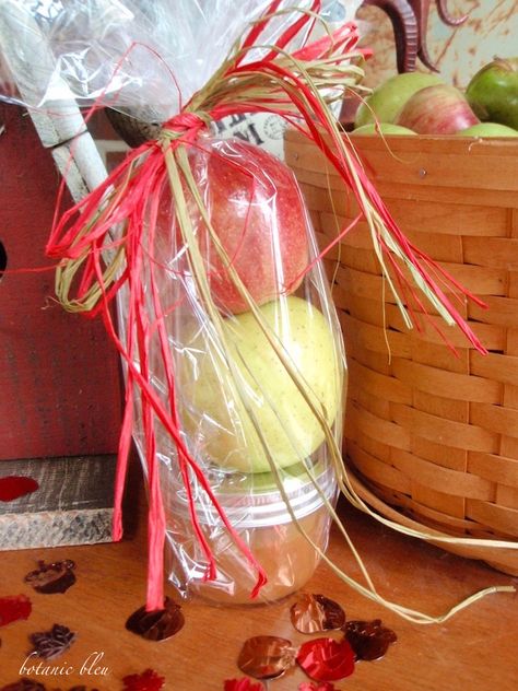 Quick, EASY Caramel Apple Gift Bag Best Christmas Crafts, Candy Apple Bars, Caramel Apple Gifts, Diy Gifts For Christmas, Taffy Apple, Christmas Alone, Work Recipes, Caramel Apples Easy, Caramel Apple Dip