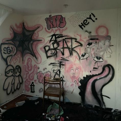 Wall Design Simple Paint, Graffiti Inspo Art, Studio Ideas Aesthetic, Spray Paint Walls Bedrooms, Graffiti Room Ideas Bedrooms, Graffiti Wall Aesthetic, Graffiti Wall Art Bedroom, Graffiti Room Ideas, Spray Paint On Wall