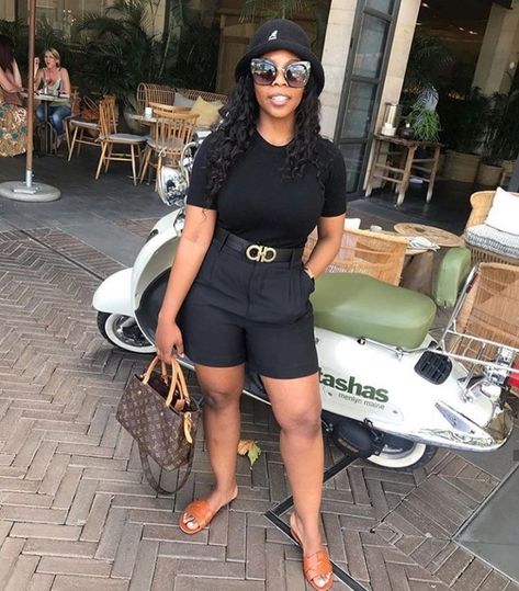 All Black Shorts Outfit Black Women, Hermes Sandals Outfit Black Women, Shorts And Tshirt Outfits Black Women, Summer Looks Black Women, Brunch Outfit Black Woman Shorts, Chic Black Jean Shorts For Summer, Cute Outfits Summer Black Women Shorts, Casual Summer Outfits Black Women, Casual Dinner Outfit Summer