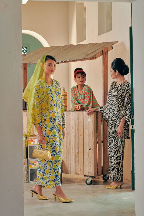 Malaysian Fashion Outfits, Malaysia Street Fashion, Retro Malaysia Fashion, 60s Malay Fashion, Malaysian Dress, Raya Photoshoot, Malaysia Fashion, Raya Design, Malay Traditional