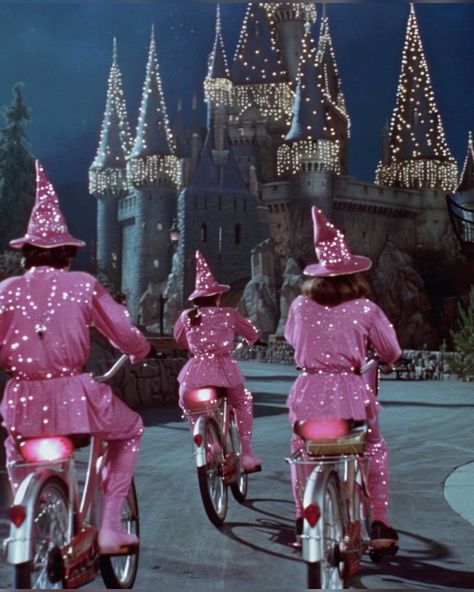 Hogwarts Halloween, Halloween Castle, Riding Bikes, Halloween Pink, Wizard School, Nostalgic Images, Vintage Witch, Season Of The Witch, A Dinosaur