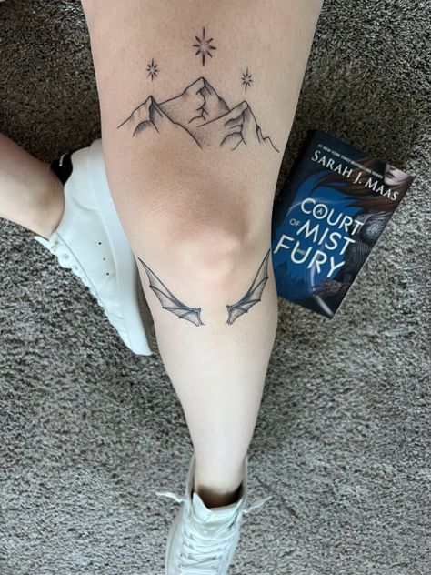 Acotar Knee Tattoo Wings, Throne Of Glass And Acotar Tattoo, Ruhn Danaan Tattoo, Book Knee Tattoo, Acotar Mountain Tattoo Knee, Acotar Tattoos Rhysand Knees, Knee Mountain Tattoo, Acotar Rhys Knee Tattoo, Night Court Knee Tattoo