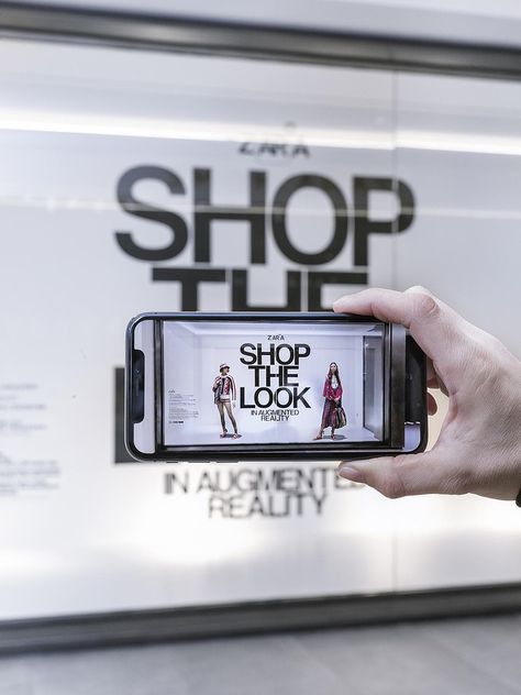 Interactive Retail, Augmented Reality Art, Digital Retail, Augmented Reality Technology, Zara Shop, Window Display Design, Clothing Business, Interactive Installation, Exhibition Display