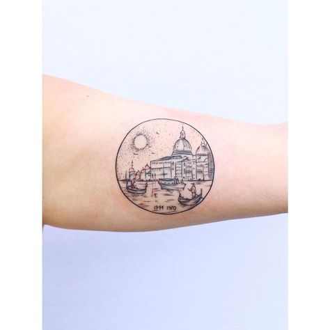 Scene of Venice tattoo by Zaya Hastra inked on the left arm Tattoo In A Circle Design, Circle Landscape Tattoo, Venice Italy Tattoo, Italy Aesthetic Tattoo, Rome Italy Tattoo Ideas, Venice Tattoo Ideas, Italy Tattoos For Women, Turkish Tattoo Symbols, Rome Italy Tattoo