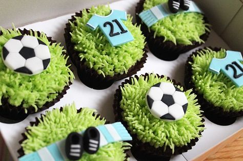 Manchester City Cupcakes, Football Cupcakes Soccer, Soccer Theme Cupcakes, Messi Cupcakes, Football Cupcakes Ideas, Cupcake Football, Fifa Cake, Football Cupcake, Kids Birthday Cupcakes