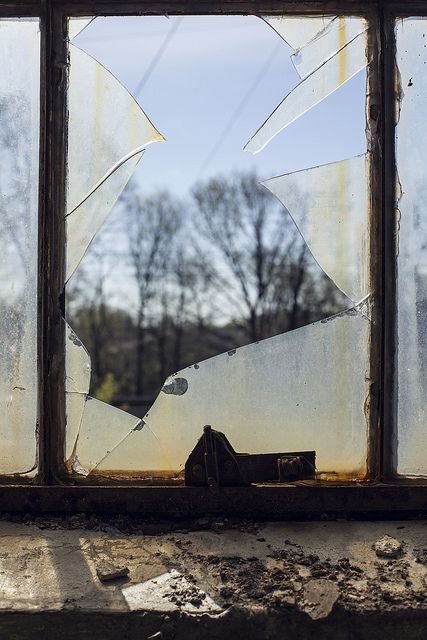 Outside Looking In, Cracked Window, Broken Windows, Window Photography, City Life Photography, Andy Goldsworthy, Barbara Hepworth, Broken Window, Edward Hopper