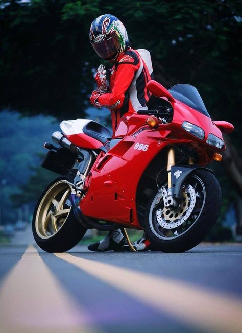 DUCATI 996 (via Ducati Passione Rossa) Ducati Desmo, Ducati 996, Bike Motorcycles, Ducati 748, Ducati 916, Ducati Motorcycles, Speed Bike, Beautiful Bike, Hot Bikes