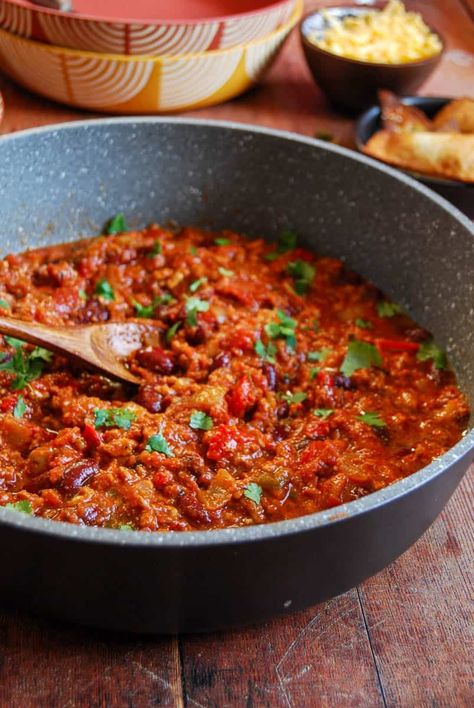 If you're trying to cut down on red meat, give this Easy Turkey Chilli Recipe a go. It's packed full of flavour and perfect for batch cooking. Turkey Chilli Recipes, Turkey Chilli Recipe, Turkey Chilli, Chilli Recipe, Potato Wedges Baked, Sweet Potato Wedges, Chilli Recipes, Easy Turkey, Chilli Paste