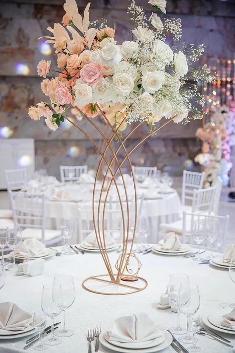 Tall Vase Ideas, Art Deco Wedding Centerpieces, Table Centerpiece Wedding, Tall Wedding Centerpieces, Reception Table Decorations, Wedding Planning Decor, Wedding Backdrop Design, Centerpiece Wedding, Wedding Floral Centerpieces