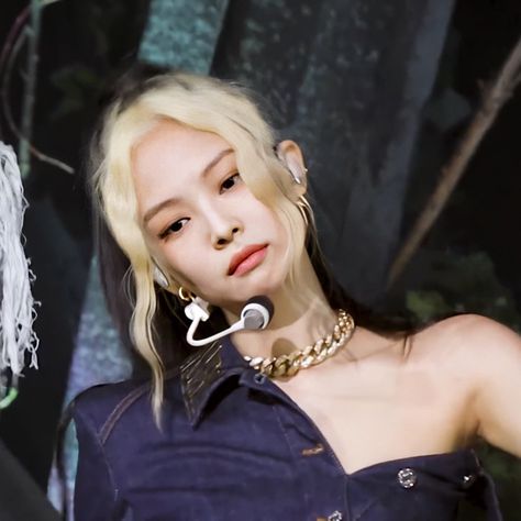 #jennie #jennieblackpink #blackpinkinyourarea #blackpinkistherevolution #kpop #idol #korean #cute Jennie Blonde Hair, Jennie Blonde, Blonde Hair Photoshoot, Black To Blonde, Black To Blonde Hair, Hair Photoshoot, Toned Hair, Two Toned Hair, Blonde Bangs