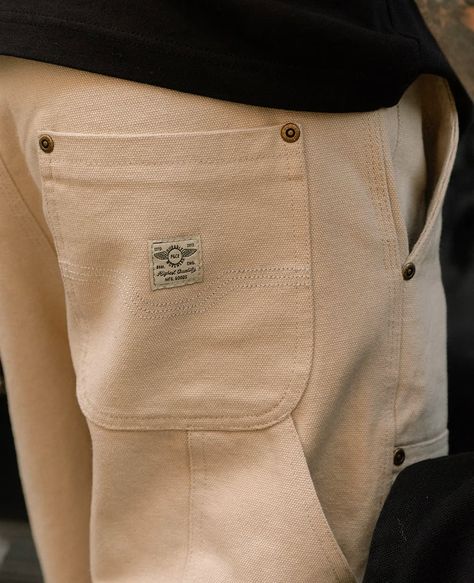 The back pocket of a pair of cream men's carpenter pants. This image was included in the article: The Ultimate Guide To Men’s Carpenter Pants, on MensFlair.com Functional Mens Fashion, Men Trousers Style, Men’s Trousers, Classic Workwear, American Workwear, Canvas Pants, Utilitarian Style, Men's Bottoms, Spring 2025