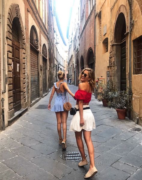 Tuscany Wine Tasting Outfit, Tuscany Winery Outfit, European Summer Holiday Outfits, Summer Day Trip Outfit, Taormina Sicily Outfit, Outfits For Touring Italy, Tuscany Wine Tour Outfit, Tuscany Summer Outfits, Tuscany Outfits Spring