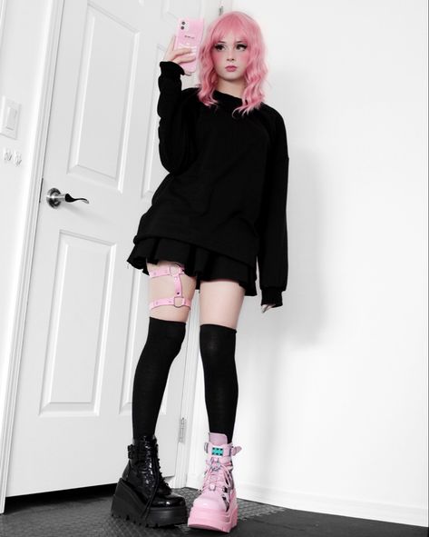 black and pink platforms Pink And Black Matching Outfits, Pink And Black Fashion Aesthetic, Black Egirl Outfits, Pink Black And White Outfit, Black And Pink Outfit Ideas, Egirl Pink, Casual Grunge Outfits, Black Egirl, Black And Pink Outfit