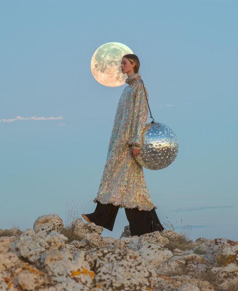 Bring the moon with you everywhere you go 🌙👛#thisisnotreal #midjourneyaiart #midjourneycreativecommunity #midjourneyfashion #aiartcommunity #aifashioneditorial #fashioneditorial #moonbags #cosmic #visualstorytelling #midjourneyprompt #promptcraft #midjourneypersonalization #midjourneyv6 Space Inspired Photoshoot, Moon Queen Aesthetic, Space Aesthetic Fashion, Space Fashion Aesthetic, Alien Couture, Moon Editorial, Space Editorial, Futuristic Photography, Cosmic Fashion