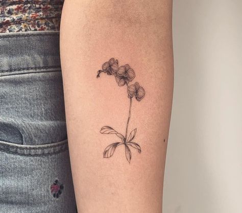 Classic Tattoo Designs, Tattoo Leggings, Tattoo Tiny, Minimalist Tattoo Ideas, Orchid Tattoo, Mom Tattoo Designs, Bouquet Tattoo, Fine Line Tattoo, Back Tattoos For Guys