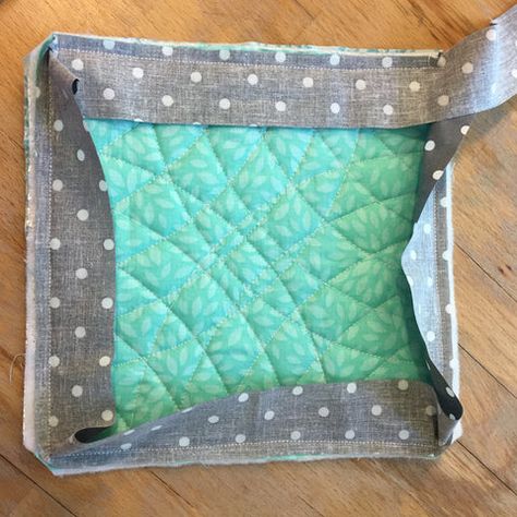 Free Hot Pot Holder Tutorial – Bobbin In Quilts Free Hot Pad Patterns To Sew, How To Make Pot Holders Tutorials, Diy Pot Holders Sewing Free Pattern, Sew Hot Pads, How To Make Pot Holders, Sewing Pot Holders, Pot Holder Ideas, Pot Holders Diy Free Pattern, Pot Holders Diy