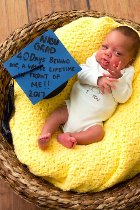 How a Hospital Celebrates Its NICU "Graduates" Will Have You Squealing Nicu Graduate Photoshoot, Nicu Photoshoot, Nicu Costumes, Nicu Graduation, Nicu Crafts, Nicu Nursing, Baby Baker, Premie Baby, One Month Baby