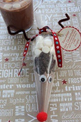 Reindeer Hot Cocoa Gift - easy holiday gift idea perfect for the kids to make and give as gifts. Reindeer Diy, Reindeer Hot Chocolate, Hot Chocolate Gifts, Hot Chocolate Gift, Christmas Crafts To Sell, Neighbor Christmas Gifts, Neighbor Gifts, Crafts To Make And Sell, Christmas Goodies