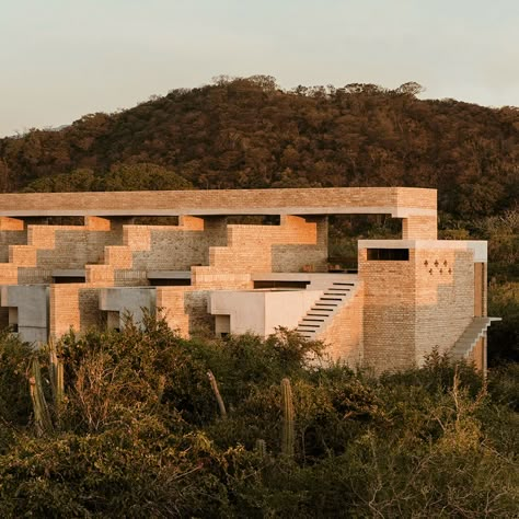 Puerto Escondido, on Mexico’s Oaxacan coast, is a well-established destination — but it’s never seen anything like Hotel Terrestre. Then again, neither has anywhere else. Set between the mountains and the sea on the verdant coast just to the west of town, it’s a dramatic structure, a spaceship made of humble, locally sourced brick and concrete by architect Alberto Kalach. No surprise that it’s Grupo Habita that’s behind this hotel; the most innovative hoteliers in Mexico continue to push the bou Hotel Architecture Design Concept, Hotel Exterior Design, New Mexico Aesthetic, Arch Exterior, Puerto Escondido Oaxaca, Brick And Concrete, Boutique Hotels Design, Aesthetic Place, Pool Prices