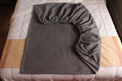 How To Fold Sheets, Folding Fitted Sheets, King Size Sheets, Clothes Organization Diy, Cardio Training, Life Fitness, How To Fold, Diy Clothes Life Hacks, Folding Clothes