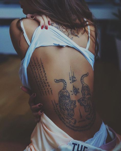 Tattoos Every Woman Will Feel Inspired By Pinterest Tattoos, Woman With Tattoos, Backpiece Tattoo, Sanskrit Tattoo, Polynesian Tattoos, Sak Yant Tattoo, Alien Tattoo, Inspiration Tattoos, Delicate Tattoo