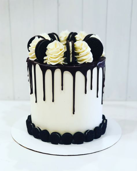 White Cake Black Drip, White And Black Cake For Men, White Cake Design For Men, 18th Birthday Cake Black And White, Black And White Cake For Men, Black And White Theme Cake, Black And White Drip Cake, Black And White Cake Ideas, Black Drip Cake