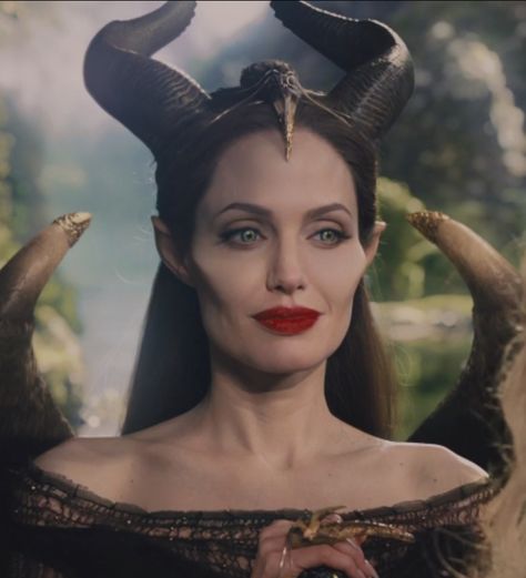 Maleficent Art, Maleficent Cosplay, Maleficent 2014, Maleficent Movie, Angelina Jolie Maleficent, Walt Disney Princesses, Maleficent Costume, Girl Sleeping, Live Action Movie