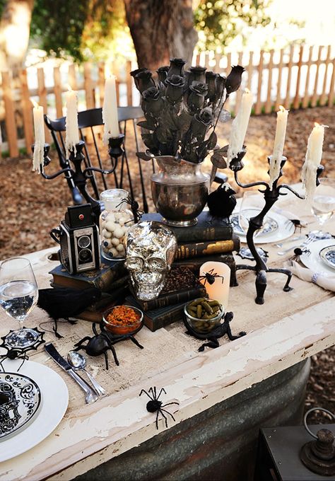 8 Tablescape Ideas for a Halloween Bash - Black Roses Décoration Table Halloween, Pottery Barn Halloween, Halloween Chic, Halloween Table Settings, Table Halloween, Halloween Tablecloth, Halloween Tablescape, Halloween Party Dinner, Diy Halloween Decor