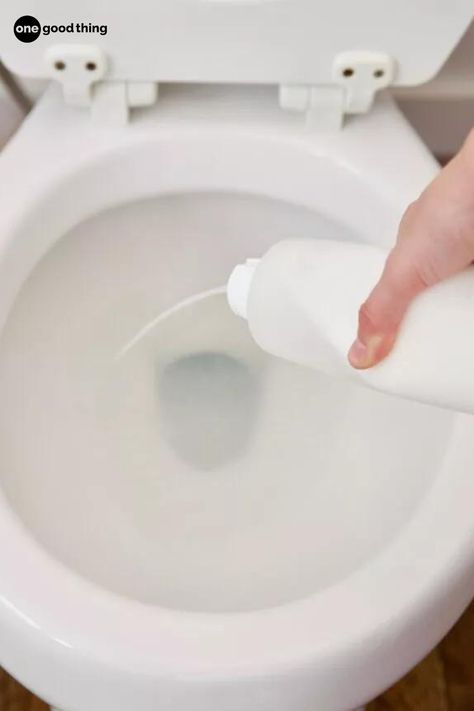 Use simple ingredients to make your own toilet bowl cleaner that works just as well as the store-bought stuff (and smells even better!) Cleaning Toilet Stains, Clean Toilet Bowl Stains, Toilet Bowl Ring, Borax Cleaning, Toilet Bowl Stains, Toilet Cleaning Hacks, Toilet Ring, Toilet Stains, Usa Living