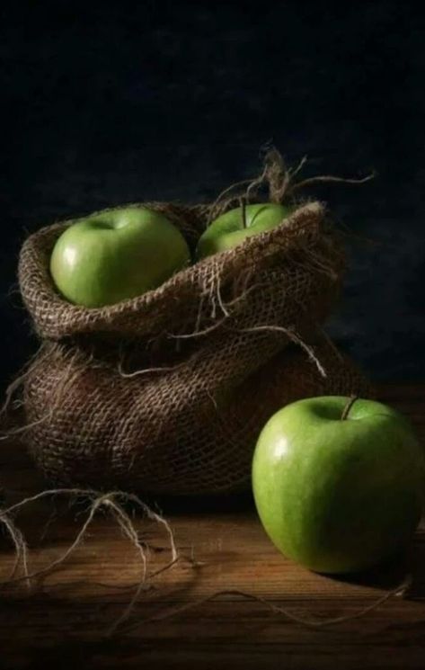 Fruit Still Life, Dark Food Photography, Still Life Pictures, Food Art Photography, Fruits Photos, Green Apples, Still Life Fruit, Fruit Photography, Still Life Photos