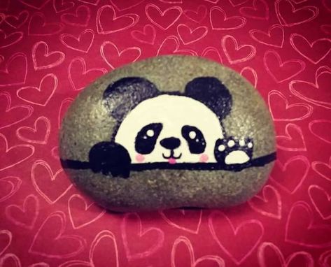 painted rock panda bear Panda Stone Painting, Panda Rock Painting Ideas, Cute Animal Rock Painting Ideas, Panda Painted Rocks, Panda Rock Painting, Panda Painting, Plank Art, Painted Rock Animals, Stone Art Painting