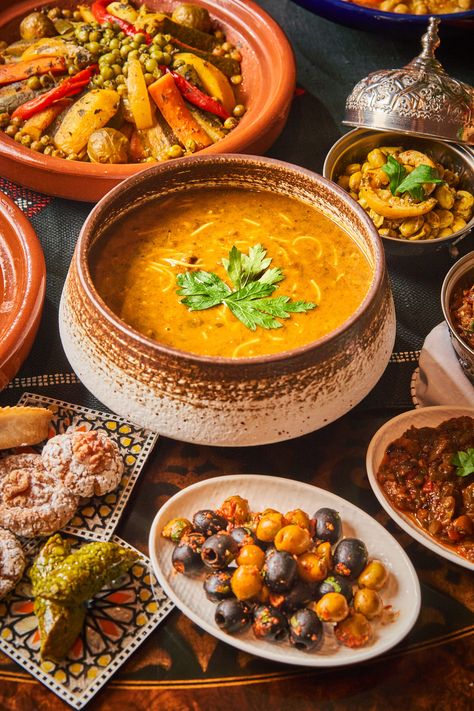 Morocco Food Photography, Moroccan Lunch Ideas, Food In Morocco, Moroccan Food Photography, Maroccan Diner Table, Moroccan Food Aethstetic, Lebanese Catering, Food Marocain, Moroccan Food Traditional